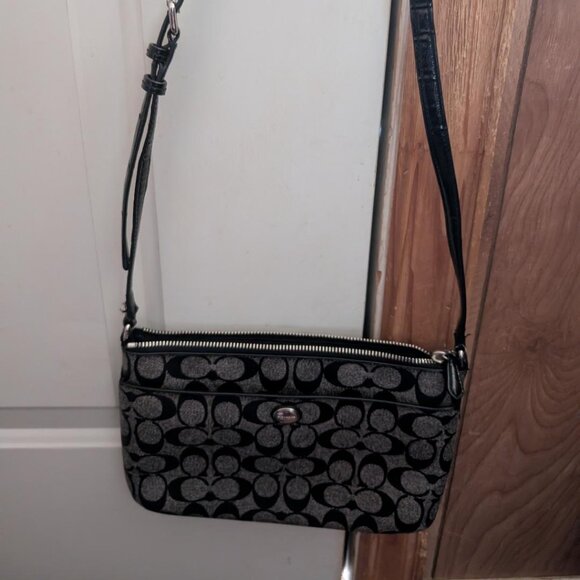 COACH PEYTON BLACK SIGNATURE SWINGPACK with POUCH - Picture 1 of 16